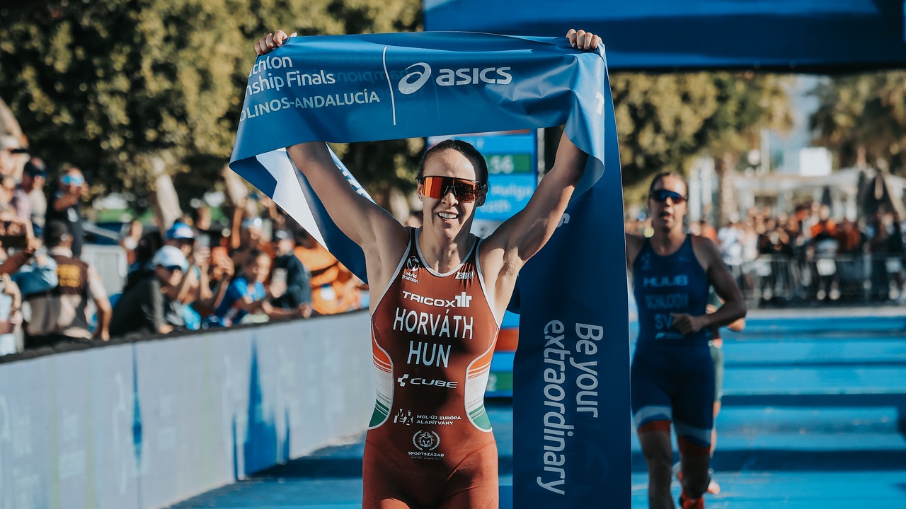 Karolina Horváth gana el mundial sub23 WTCS Torremolinos 2024 crédito de la foto World Triathlon