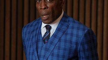 La leyenda del boxeo Frank Bruno se somete a exploraciones en el hospital en medio de temores de que su cerebro esté decayendo.