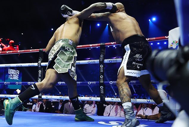 Fabio Wardley (izquierda) noqueó a Frazer Clarke (derecha) en el primer asalto de la revancha del sábado.