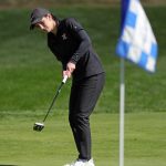 Ellie Hutzler de Hoover lanza hacia la bandera del No. 8 durante el torneo de golf femenino del distrito de la División I en Brookledge Golf Club, el martes 8 de octubre de 2024.