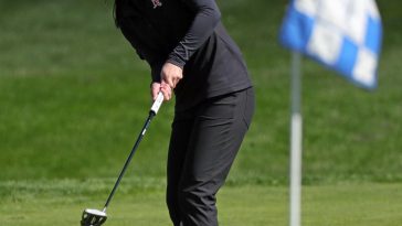 Ellie Hutzler de Hoover lanza hacia la bandera del No. 8 durante el torneo de golf femenino del distrito de la División I en Brookledge Golf Club, el martes 8 de octubre de 2024.