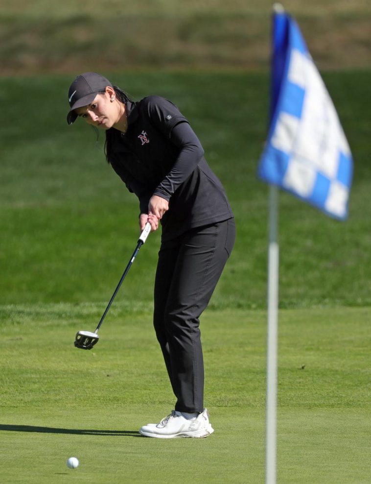 Ellie Hutzler de Hoover lanza hacia la bandera del No. 8 durante el torneo de golf femenino del distrito de la División I en Brookledge Golf Club, el martes 8 de octubre de 2024.