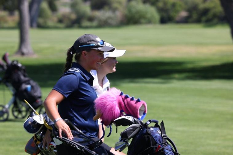 Hanna Boyd, de Great Falls High, izquierda, en Great Falls Invite en agosto. Boyd terminó segundo en el torneo estatal Clase AA en Kalispell el viernes.