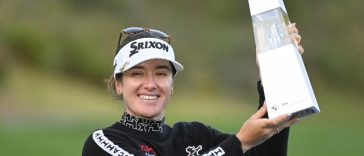 Hannah Green de Australia posa con el trofeo de campeona después de su victoria al final del torneo de golf BMW Ladies Championship 2024 en Seowon Valley Country Club en Paju el 20 de octubre de 2024. (Foto de Jung Yeon-je / AFP) (Foto de JUNG YEON-JE/AFP vía Getty Images)