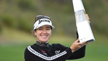 Hannah Green de Australia posa con el trofeo de campeona después de su victoria al final del torneo de golf BMW Ladies Championship 2024 en Seowon Valley Country Club en Paju el 20 de octubre de 2024. (Foto de Jung Yeon-je / AFP) (Foto de JUNG YEON-JE/AFP vía Getty Images)