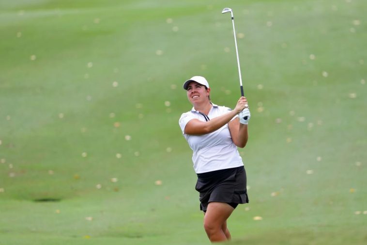 KUALA LUMPUR, MALASIA - 26 DE OCTUBRE: Kristen Gillman de los Estados Unidos realiza su segundo tiro en el hoyo 10 durante la tercera ronda del Campeonato Maybank 2024 en Kuala Lumpur Golf & Country Club el 26 de octubre de 2024 en Kuala Lumpur, Malasia. (Foto de Suhaimi Abdullah/Getty Images)