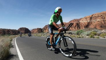 ST GEORGE, UTAH - 7 DE MAYO: Lionel Sanders de Alemania compite en bicicleta durante el Campeonato Mundial IRONMAN 2021 el 7 de mayo de 2022 en St George, Utah. (Foto de Tom Pennington/Getty Images para IRONMAN)