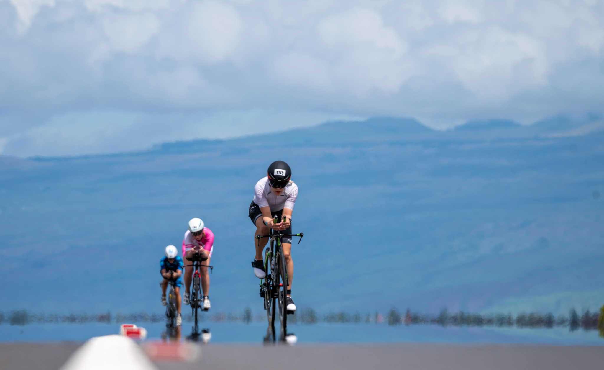 Ciclistas participando en el Campeonato del Mundo Ironman Kona