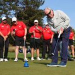 BETHESDA, MD - 13 DE OCTUBRE: El golfista profesional retirado Jack Nicklaus hace un putt mientras los embajadores de PGA HOPE observan durante la Semana Nacional de Golf y Bienestar de PGA HOPE en el Congressional Country Club el domingo 13 de octubre de 2024 en Bethesda, Maryland. (Foto de Scott Taetsch/PGA de América)