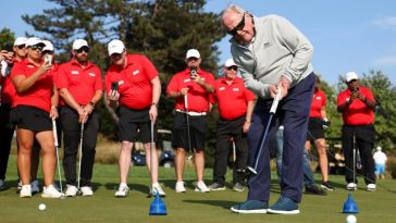 BETHESDA, MD - 13 DE OCTUBRE: El golfista profesional retirado Jack Nicklaus hace un putt mientras los embajadores de PGA HOPE observan durante la Semana Nacional de Golf y Bienestar de PGA HOPE en el Congressional Country Club el domingo 13 de octubre de 2024 en Bethesda, Maryland. (Foto de Scott Taetsch/PGA de América)