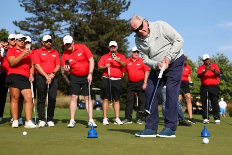 BETHESDA, MD - 13 DE OCTUBRE: El golfista profesional retirado Jack Nicklaus hace un putt mientras los embajadores de PGA HOPE observan durante la Semana Nacional de Golf y Bienestar de PGA HOPE en el Congressional Country Club el domingo 13 de octubre de 2024 en Bethesda, Maryland. (Foto de Scott Taetsch/PGA de América)