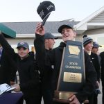 El equipo de golf masculino de Johnston celebra después de ganar el campeonato estatal de golf Clase 4A IHSAA en Briarwood Golf Club el martes.