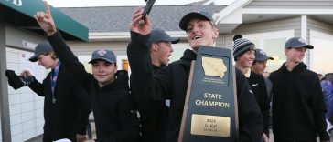 El equipo de golf masculino de Johnston celebra después de ganar el campeonato estatal de golf Clase 4A IHSAA en Briarwood Golf Club el martes.