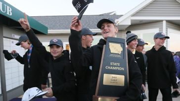 El equipo de golf masculino de Johnston celebra después de ganar el campeonato estatal de golf Clase 4A IHSAA en Briarwood Golf Club el martes.