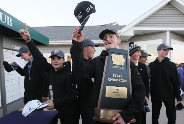 El equipo de golf masculino de Johnston celebra después de ganar el campeonato estatal de golf Clase 4A IHSAA en Briarwood Golf Club el martes.