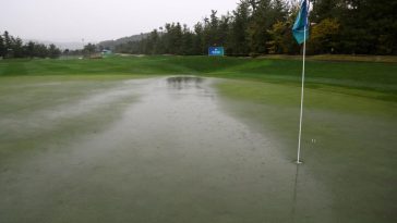 PAJU, COREA DEL SUR - 18 DE OCTUBRE: La obra se suspendió debido al mal tiempo en el sexto green durante la segunda ronda del BMW Ladies Championship 2024 en Seowon Hills Country Club el 18 de octubre de 2024 en Paju, Corea del Sur. (Foto de Chung Sung-Jun/Getty Images)