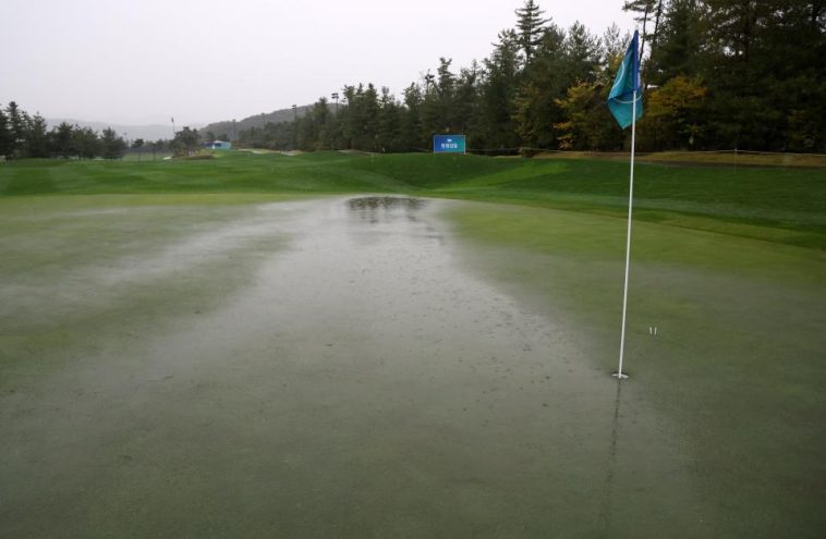 PAJU, COREA DEL SUR - 18 DE OCTUBRE: La obra se suspendió debido al mal tiempo en el sexto green durante la segunda ronda del BMW Ladies Championship 2024 en Seowon Hills Country Club el 18 de octubre de 2024 en Paju, Corea del Sur. (Foto de Chung Sung-Jun/Getty Images)