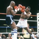 Sugar Ray Leonard venció a Marvin Hagler por decisión dividida por los títulos de peso mediano del CMB y The Ring en 1987 en el Caesars Palace.