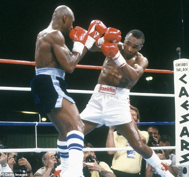 Sugar Ray Leonard venció a Marvin Hagler por decisión dividida por los títulos de peso mediano del CMB y The Ring en 1987 en el Caesars Palace.