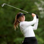 EVIAN-LES-BAINS, FRANCIA - 11 DE JULIO: Adela Cernousek de Francia aterriza en el segundo hoyo durante la primera ronda del Campeonato Amundi Evian en el Evian Resort Golf Club el 11 de julio de 2024 en Evian-les-Bains, Francia. (Foto de Matthew Lewis/Getty Images)