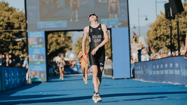 Vicky Holland WTCS Gran Final Torremolinos 2024 crédito de la foto de la línea de meta Triatlón Mundial