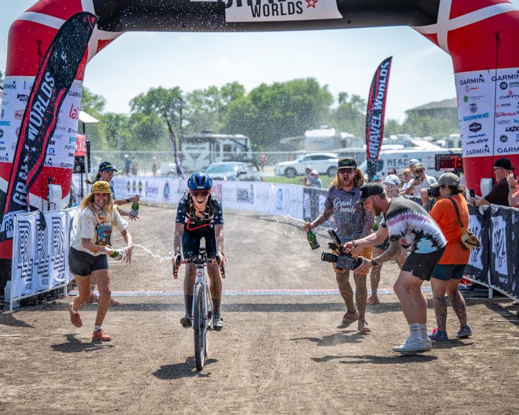 Lauren Stephens (Cynisca Cycling) viaja en solitario hacia la victoria en el Gravel Worlds 2024