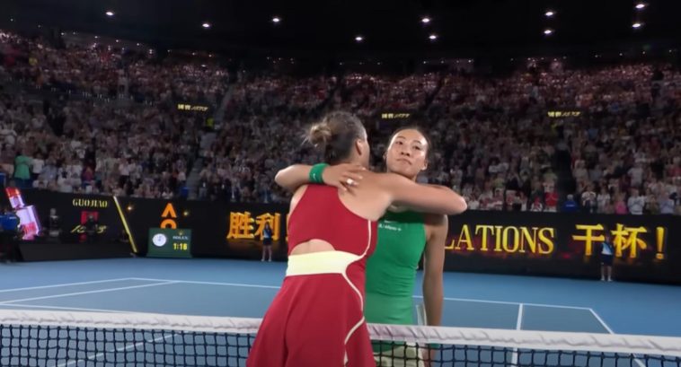 Zheng Qinwen y Aryna Sabalenka