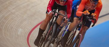 La polémica en la carrera eliminatoria del Mundial de Pista provoca 'insultos y amenazas' de Jan-Willem van Schip por descalificación