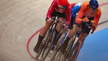 La polémica en la carrera eliminatoria del Mundial de Pista provoca 'insultos y amenazas' de Jan-Willem van Schip por descalificación