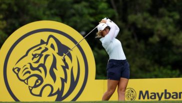 KUALA LUMPUR, MALASIA - 25 DE OCTUBRE: Maja Stark de Suecia realiza su golpe de salida en el hoyo 7 durante la segunda ronda del Campeonato Maybank 2024 en Kuala Lumpur Golf & Country Club el 25 de octubre de 2024 en Kuala Lumpur, Malasia. (Foto de Suhaimi Abdullah/Getty Images)