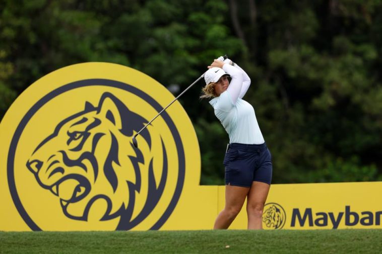 KUALA LUMPUR, MALASIA - 25 DE OCTUBRE: Maja Stark de Suecia realiza su golpe de salida en el hoyo 7 durante la segunda ronda del Campeonato Maybank 2024 en Kuala Lumpur Golf & Country Club el 25 de octubre de 2024 en Kuala Lumpur, Malasia. (Foto de Suhaimi Abdullah/Getty Images)