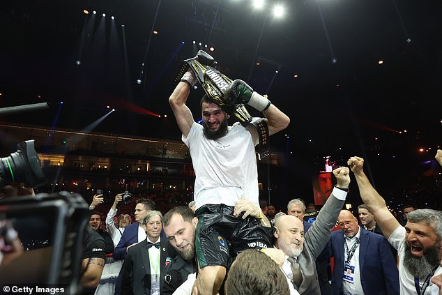 Artur Beterbiev se coronó campeón mundial indiscutible de peso semipesado