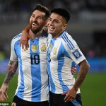 Lionel Messi (izquierda) celebra con Thiago Almada tras anotar ante Bolivia en Buenos Aires.