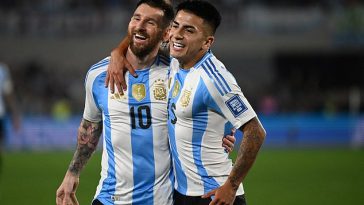 Lionel Messi (izquierda) celebra con Thiago Almada tras anotar ante Bolivia en Buenos Aires.