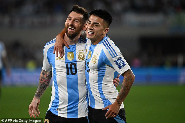 Lionel Messi (izquierda) celebra con Thiago Almada tras anotar ante Bolivia en Buenos Aires.