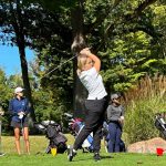 Cassidy Conn de Fort LeBoeuf, observada por sus compañeras de juego Brooke Hart de Meadville y Bella Deaton y Genelia Kang de McDowell, realiza su golpe de salida en el séptimo hoyo del County Club of Meadville durante el torneo de golf femenino Clase 3A del Distrito 10 del miércoles. Conn ganó la competición de 36 hoyos por cuatro golpes sobre Deaton.