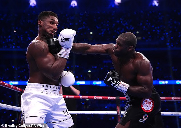 Los fanáticos en línea creen haber descubierto la asistencia real a la pelea por el título de peso pesado entre Anthony Joshua (izquierda) y Daniel Dubois (derecha) en Wembley el mes pasado.