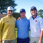 Josele Ballester del estado de Arizona (izquierda), David Ford de Carolina del Norte (centro) y Brendan Valdés de Auburn antes de la primera ronda de la Copa Williams 2024. (Foto: PGA Tour Universidad)