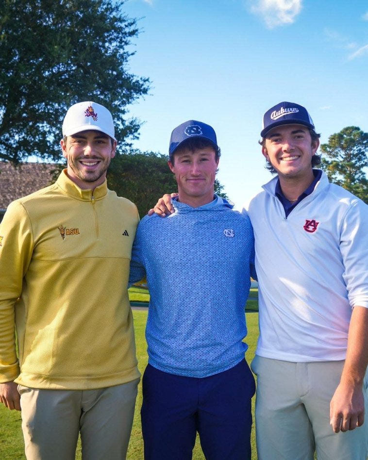 Josele Ballester del estado de Arizona (izquierda), David Ford de Carolina del Norte (centro) y Brendan Valdés de Auburn antes de la primera ronda de la Copa Williams 2024. (Foto: PGA Tour Universidad)