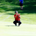 Camden Bille, de Hiland, alinea un putt en el hoyo 27 durante un torneo de golf del distrito de la División III el miércoles 2 de octubre de 2024 en River Greens en West Lafayette. Bille disparó 75 para ganar el único lugar de clasificación individual en el torneo estatal de la próxima semana en North Star Golf Club en Sunbury.