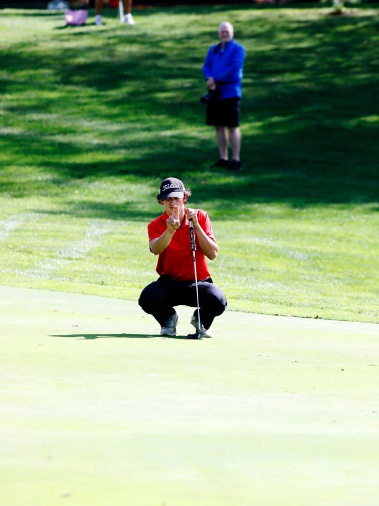 Camden Bille, de Hiland, alinea un putt en el hoyo 27 durante un torneo de golf del distrito de la División III el miércoles 2 de octubre de 2024 en River Greens en West Lafayette. Bille disparó 75 para ganar el único lugar de clasificación individual en el torneo estatal de la próxima semana en North Star Golf Club en Sunbury.