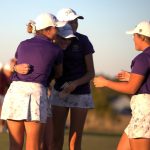 Izzy Hassebrock, de Sacred Heart-Griffin, en el centro izquierda, es abrazada por sus compañeras de equipo después de concluir su última ronda de las finales estatales de golf femenino Clase 1A en el campo de golf Red Tail Run en Decatur el sábado 19 de octubre de 2024.