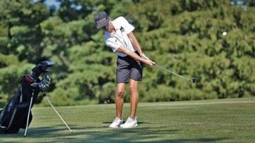 Owen McCall de Marshfield lanza hacia un verde Hingham organiza el golf de Marshfield en el South Shore Country Club el miércoles 3 de septiembre de 2024. Greg Derr/The Patriot Ledger