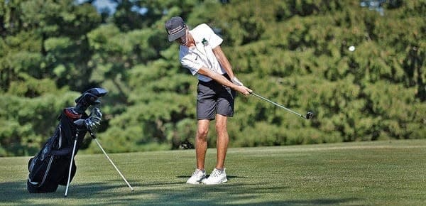 Owen McCall de Marshfield lanza hacia un verde Hingham organiza el golf de Marshfield en el South Shore Country Club el miércoles 3 de septiembre de 2024. Greg Derr/The Patriot Ledger