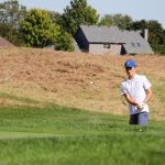 Weston Prenger de Wynford sale del búnker alrededor del green del número 8 en Stone Ridge en el torneo distrital de la División III.