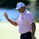 Retief Goosen saluda a la multitud después de hacer un putt en el primer hoyo durante la primera ronda del Dominion Energy Charity Classic 2024 en el Country Club de Virginia. (Greg Fiume/Getty Images)