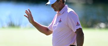 Retief Goosen saluda a la multitud después de hacer un putt en el primer hoyo durante la primera ronda del Dominion Energy Charity Classic 2024 en el Country Club de Virginia. (Greg Fiume/Getty Images)