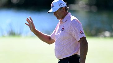 Retief Goosen saluda a la multitud después de hacer un putt en el primer hoyo durante la primera ronda del Dominion Energy Charity Classic 2024 en el Country Club de Virginia. (Greg Fiume/Getty Images)