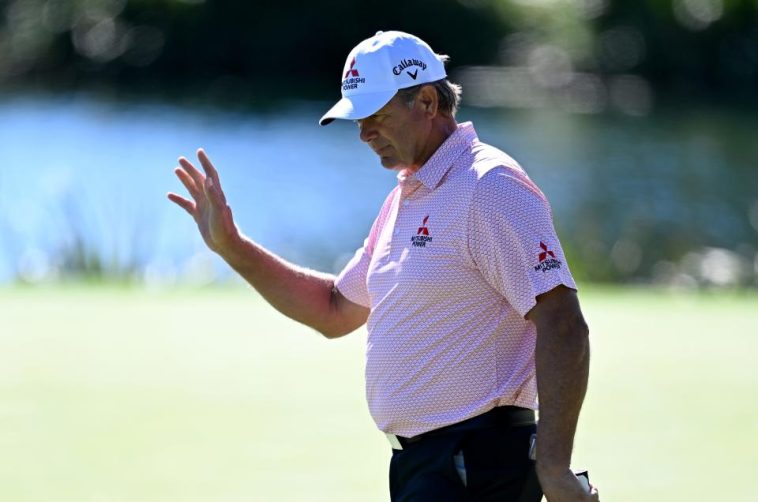 Retief Goosen saluda a la multitud después de hacer un putt en el primer hoyo durante la primera ronda del Dominion Energy Charity Classic 2024 en el Country Club de Virginia. (Greg Fiume/Getty Images)