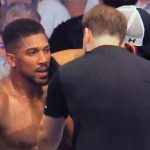 Anthony Joshua fotografió hablando con su entrenador justo antes de la quinta ronda de la pelea por el título mundial de peso pesado de la FIB del sábado contra Daniel Dubois en el estadio Wembley de Londres.